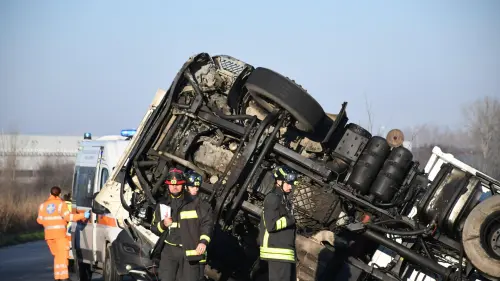 Landriano, camion del vetro si ribalta sulla provinciale: ferito l’autista