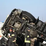 Landriano, camion del vetro si ribalta sulla provinciale: ferito l’autista