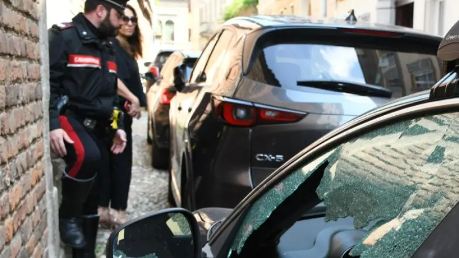 Pavia, notte di tensione in centro: colpite le auto in sosta