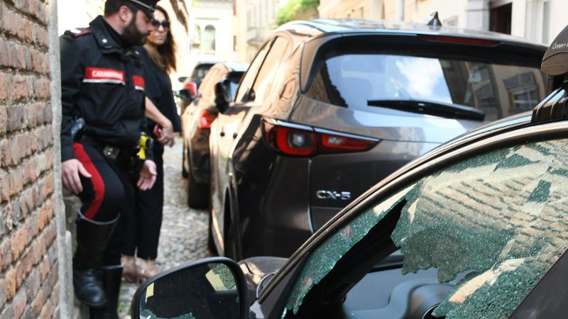 Pavia, notte di tensione in centro: colpite le auto in sosta