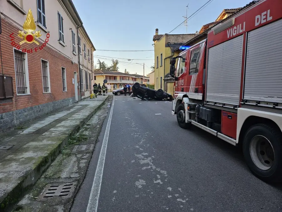 Incredibile incidente nel pomeriggio a Pinerolo Po, auto si ribalta in pieno centro