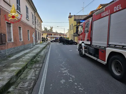 Incredibile incidente nel pomeriggio a Pinerolo Po, auto si ribalta in pieno centro