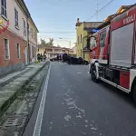 Incredibile incidente nel pomeriggio a Pinerolo Po, auto si ribalta in pieno centro