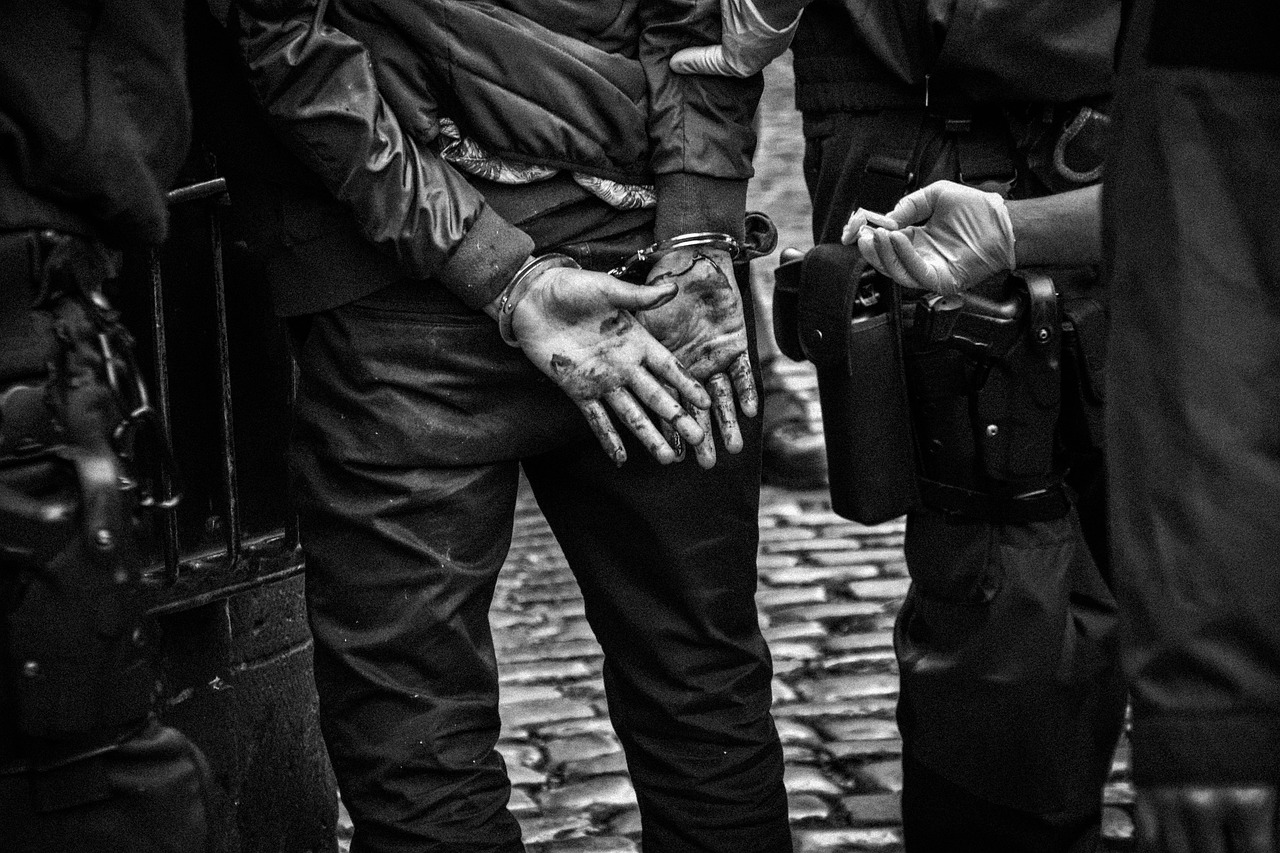 Rapina violenta a Pavia: giovane aggredito da branco per uno smartphone