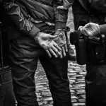 Rapina violenta a Pavia: giovane aggredito da branco per uno smartphone