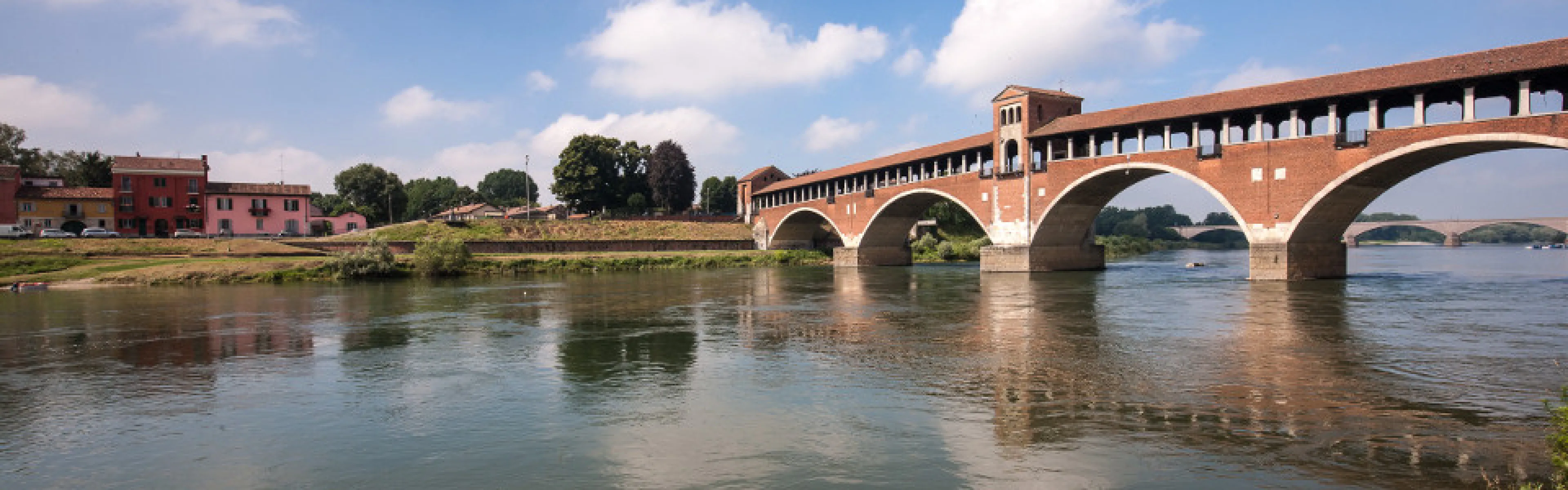Ponte Coperto di Pavia, il dettaglio che quasi nessuno nota: la piccola cappella nascosta nel mezzo del ponte