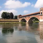 Ponte Coperto di Pavia, il dettaglio che quasi nessuno nota: la piccola cappella nascosta nel mezzo del ponte