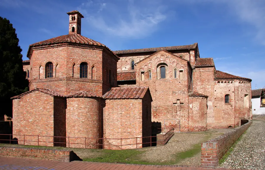 Lomello cosa vedere: basilica, battistero e borgo